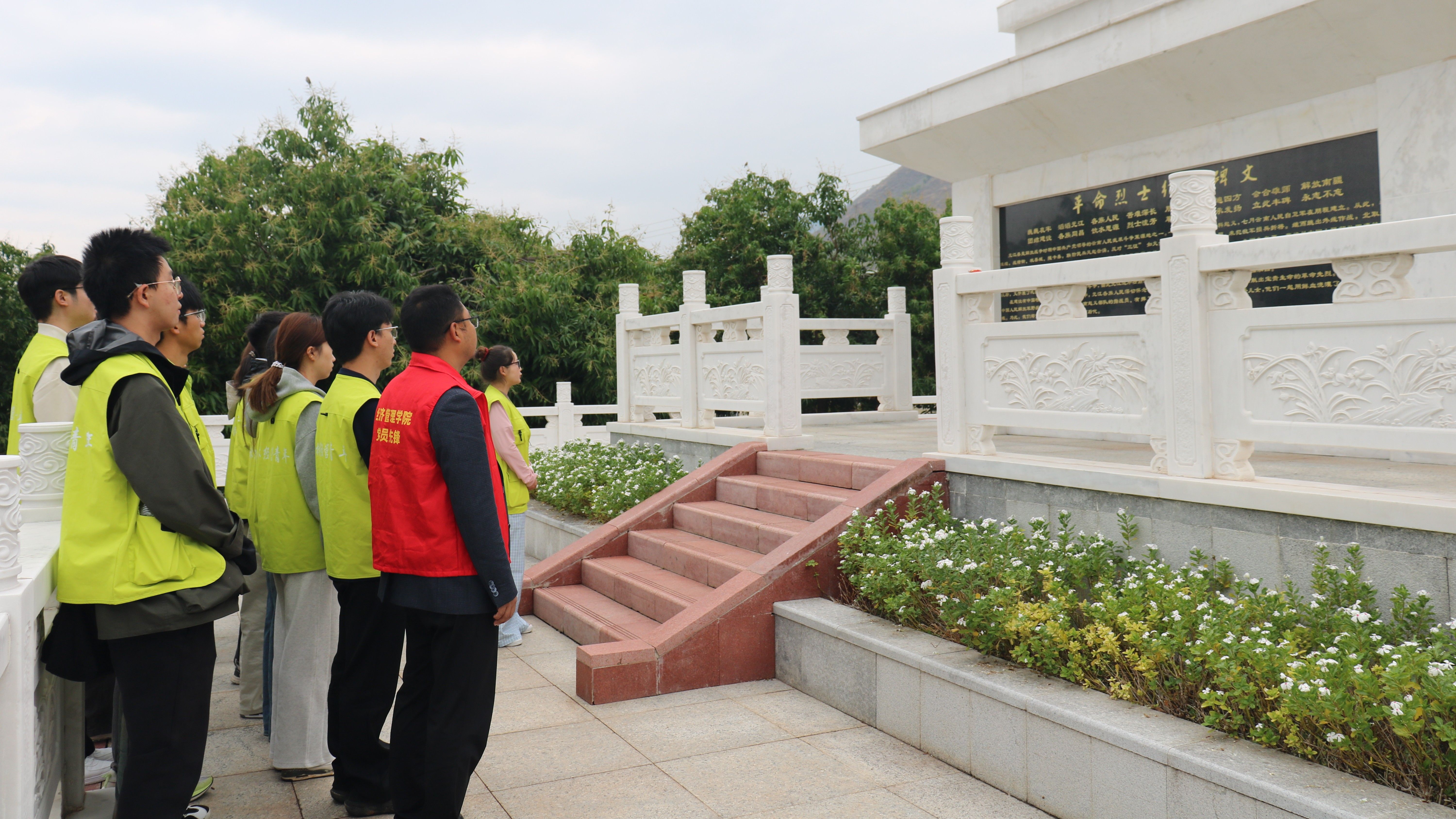 祭英烈承遗志 守初心担使命|公司在元江县革命烈士陵园开展革命烈士祭扫活动